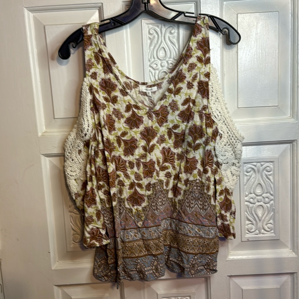 Maurices Printed Crochet Sleeve Cold Shoulder Top Size Large